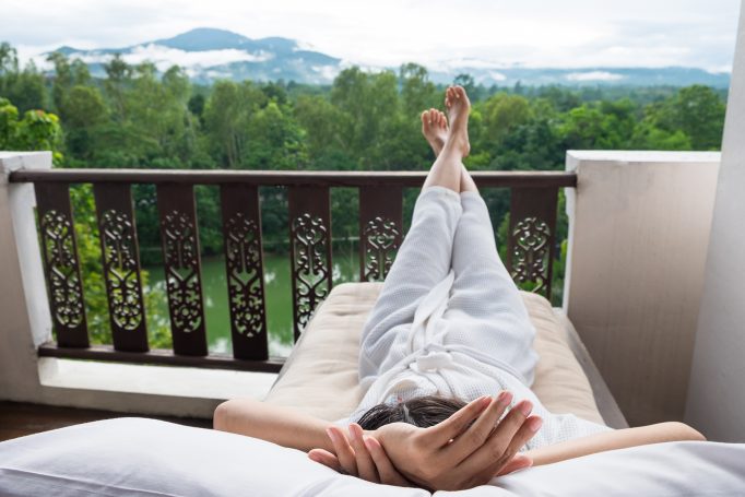 Mulher relaxando aproveitando as férias